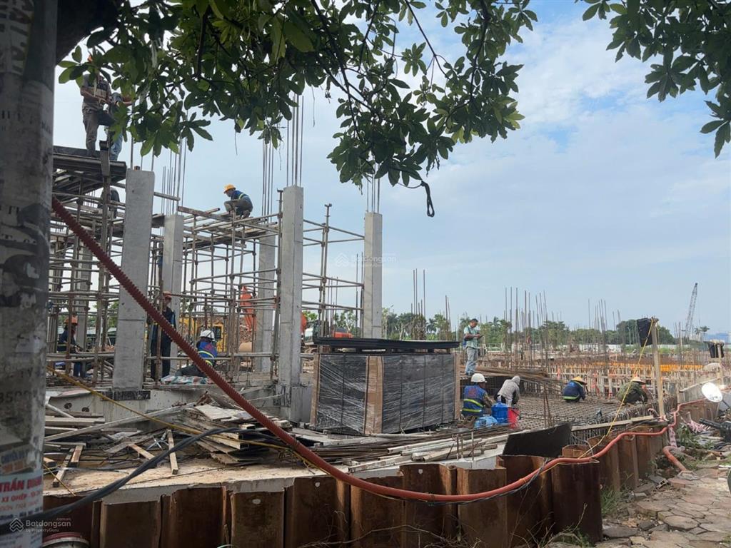 Bán nhà đối diện ga metro số 6 và 8, 2 mặt tiền (18m) +1 hầm full đất