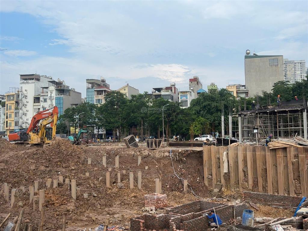 Bán nhà đối diện ga metro số 6 và 8, 2 mặt tiền (18m) +1 hầm full đất