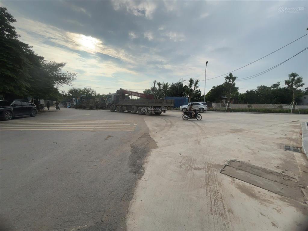 Bán nhà đối diện ga metro số 6 và 8, 2 mặt tiền (18m) +1 hầm full đất