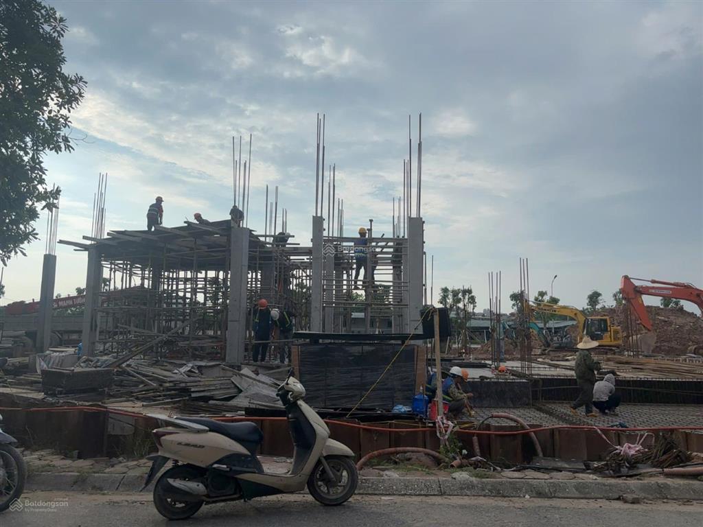 Bán nhà đối diện ga metro số 6 và 8, 2 mặt tiền (18m) +1 hầm full đất