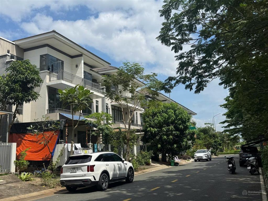 Cần bán gấp nhà kdc lavila kiến á nhà bè giá 11.2 tỷ dt 5.5x17.6m.  tôi 0933 906 ***