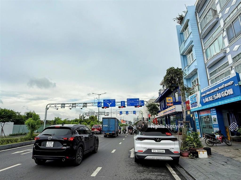 Ngộp bank! bán gấp biệt thự vip sát nhà ga t3! diện tích 7,5x20m 1 hầm 4 tầng. chào bán 53,5 tỷ