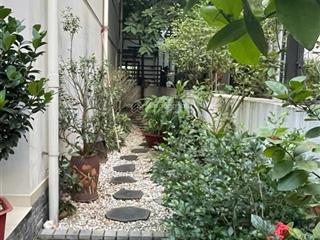 Chủ gửi bán căn bt 4 tàng 180m2 căn đơn lập trước và sau nhà thoáng là công viên