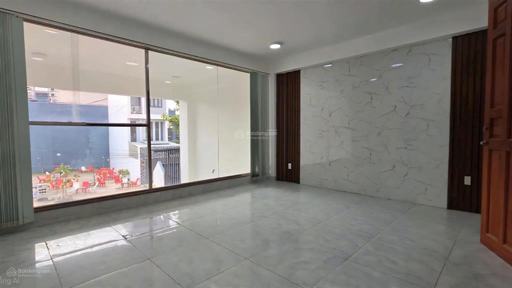 Cho thuê toà nhà 5 lầu trung tâm tdm