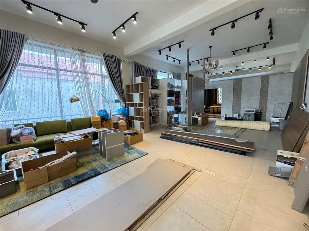 Tòa nhà 650m2 mặt tiền phạm ngọc thạch, phường bình dương