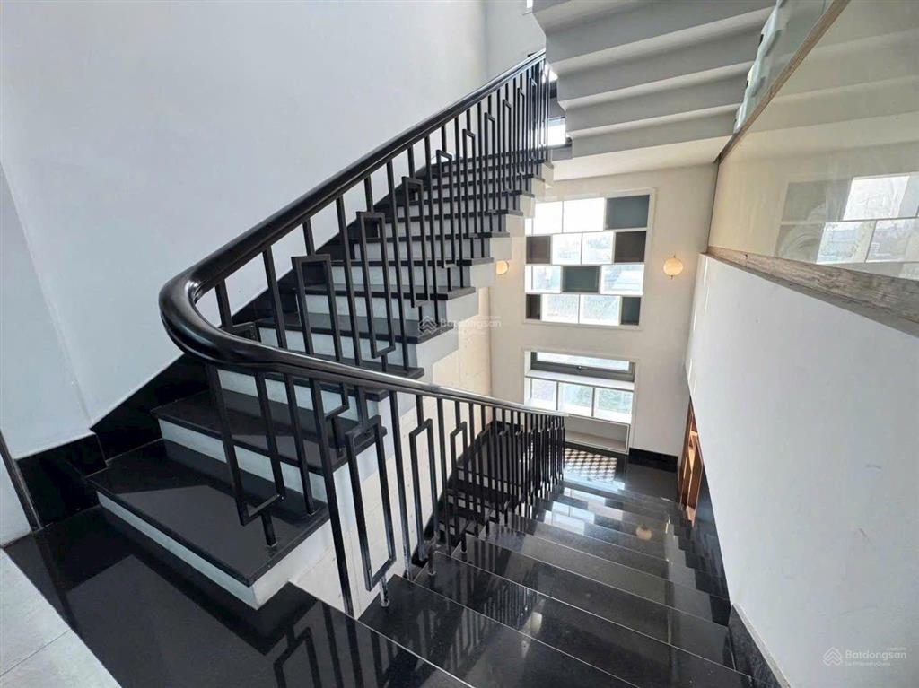 Tòa nhà 650m2 mặt tiền phạm ngọc thạch, phường bình dương