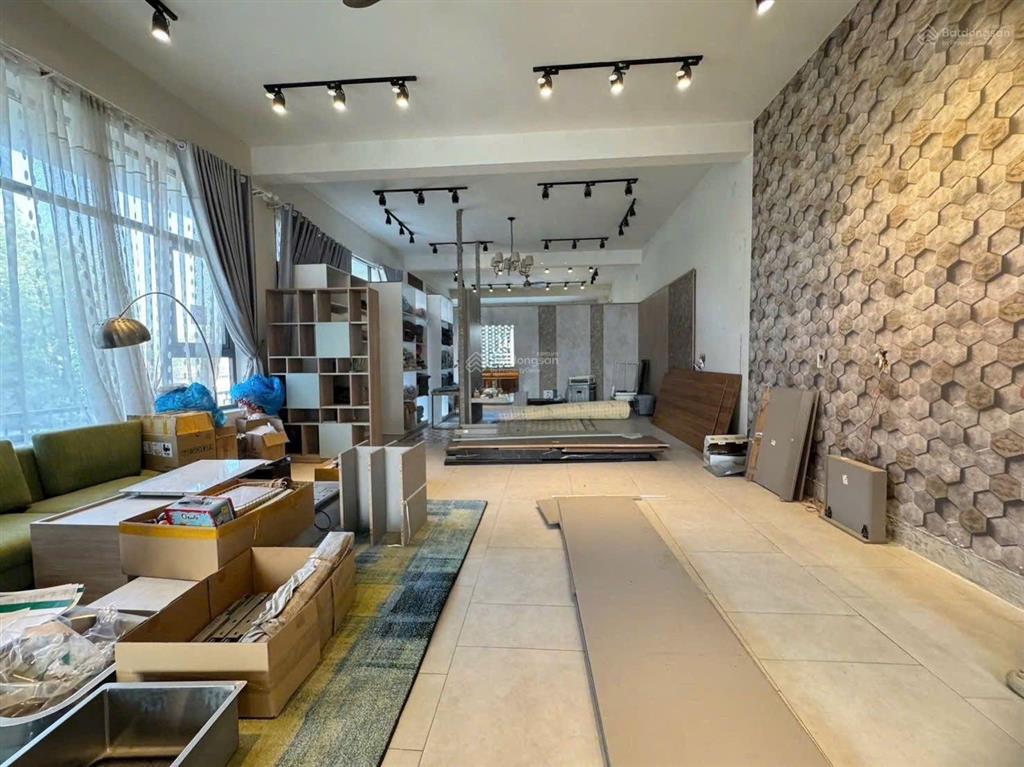 Tòa nhà 650m2 mặt tiền phạm ngọc thạch, phường bình dương