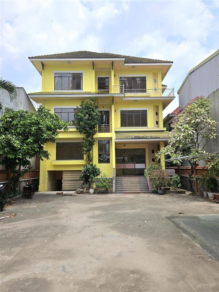 Cho thuê tòa nhà 650m2 mặt tiền đlbd