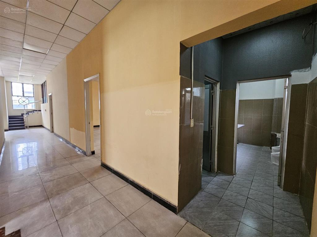 Cho thuê tòa nhà 650m2 mặt tiền đlbd