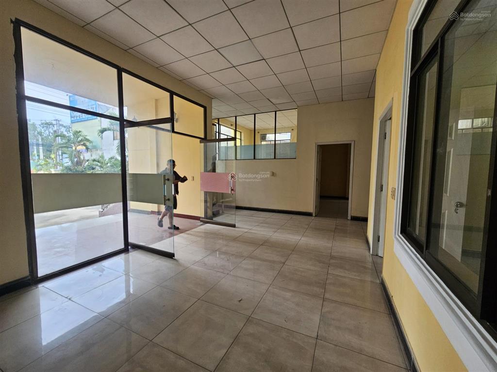Cho thuê tòa nhà 650m2 mặt tiền đlbd