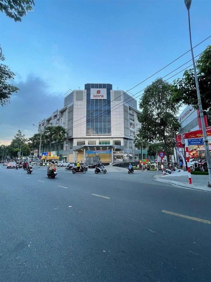 Mbkd 1.100m2 mặt tiền ngay ngã 6 tdm