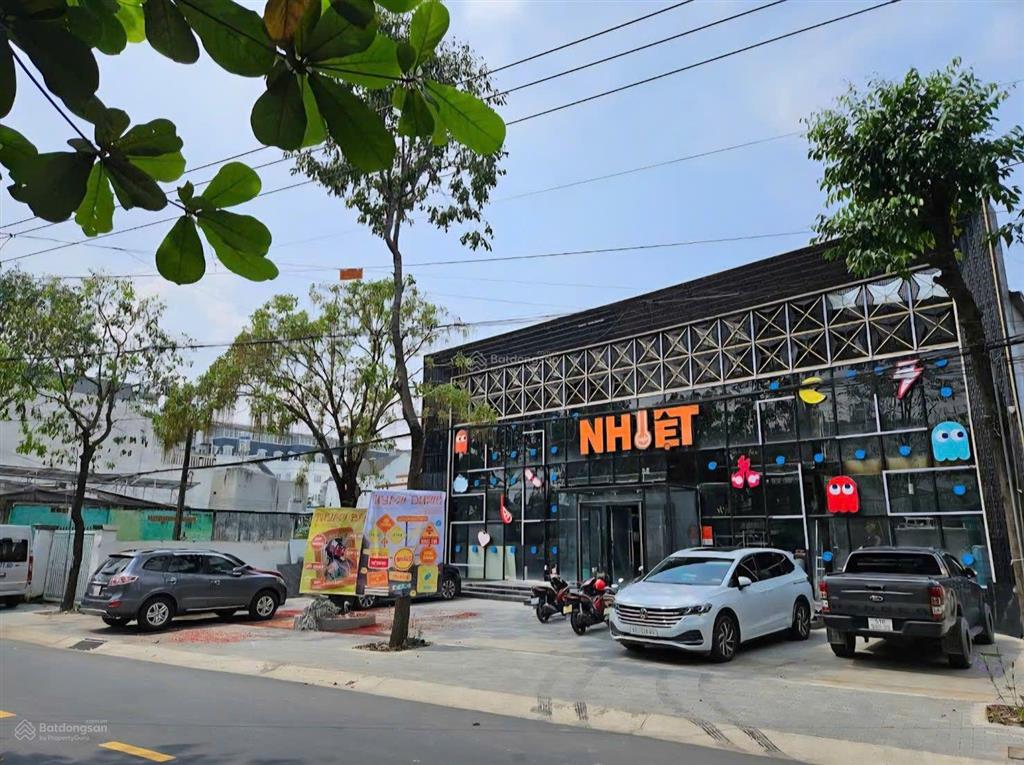 Mbkd 1.100m2 mặt tiền ngay ngã 6 tdm