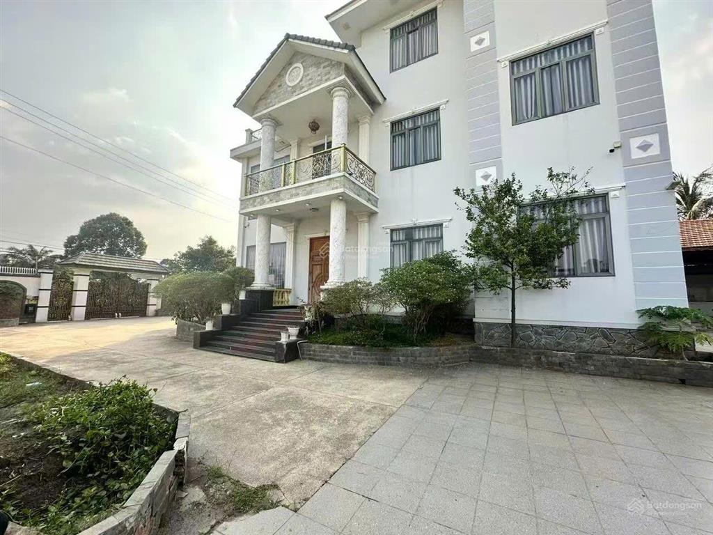 Cho thuê biệt thự lớn 8pn, ngay trên đường dt746, tân hiệp, bình dương. giá thuê 100 tr/ tháng