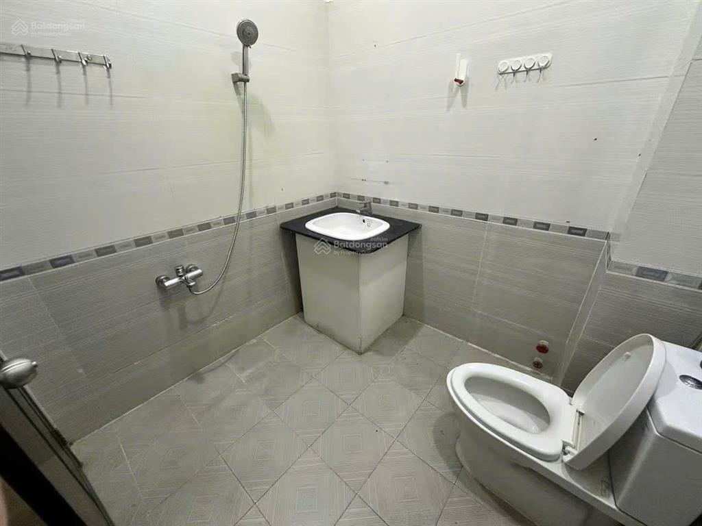 Cho thuê biệt thự lớn 8pn, ngay trên đường dt746, tân hiệp, bình dương. giá thuê 100 tr/ tháng