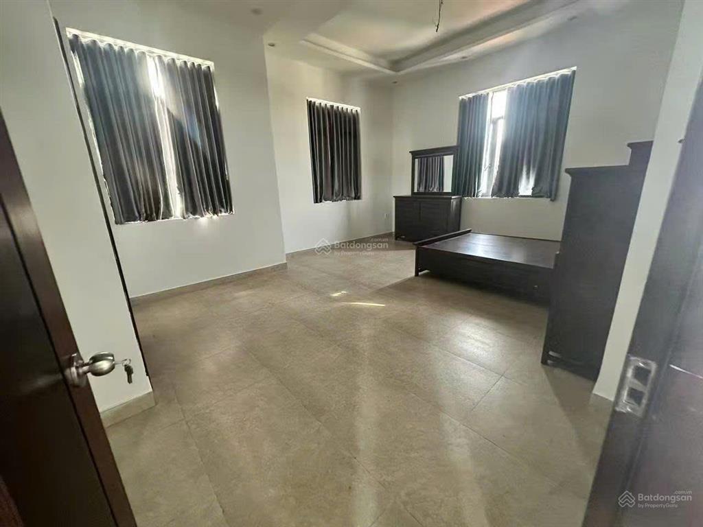 Cho thuê biệt thự lớn 8pn, ngay trên đường dt746, tân hiệp, bình dương. giá thuê 100 tr/ tháng