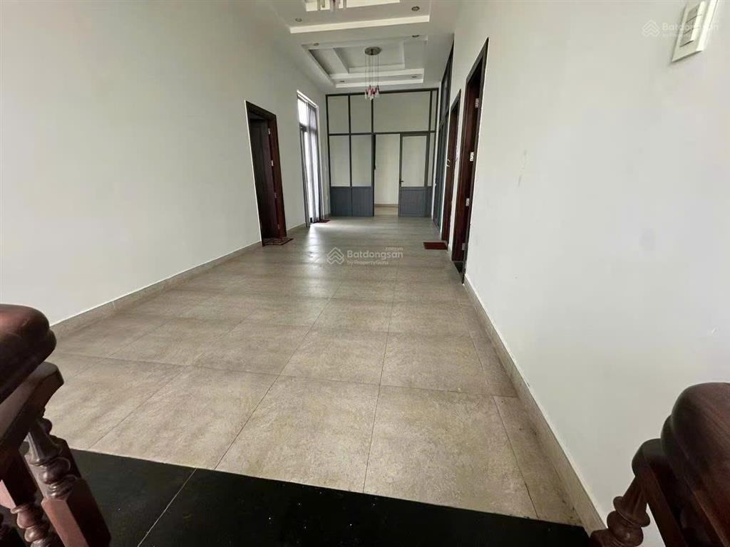 Cho thuê biệt thự lớn 8pn, ngay trên đường dt746, tân hiệp, bình dương. giá thuê 100 tr/ tháng