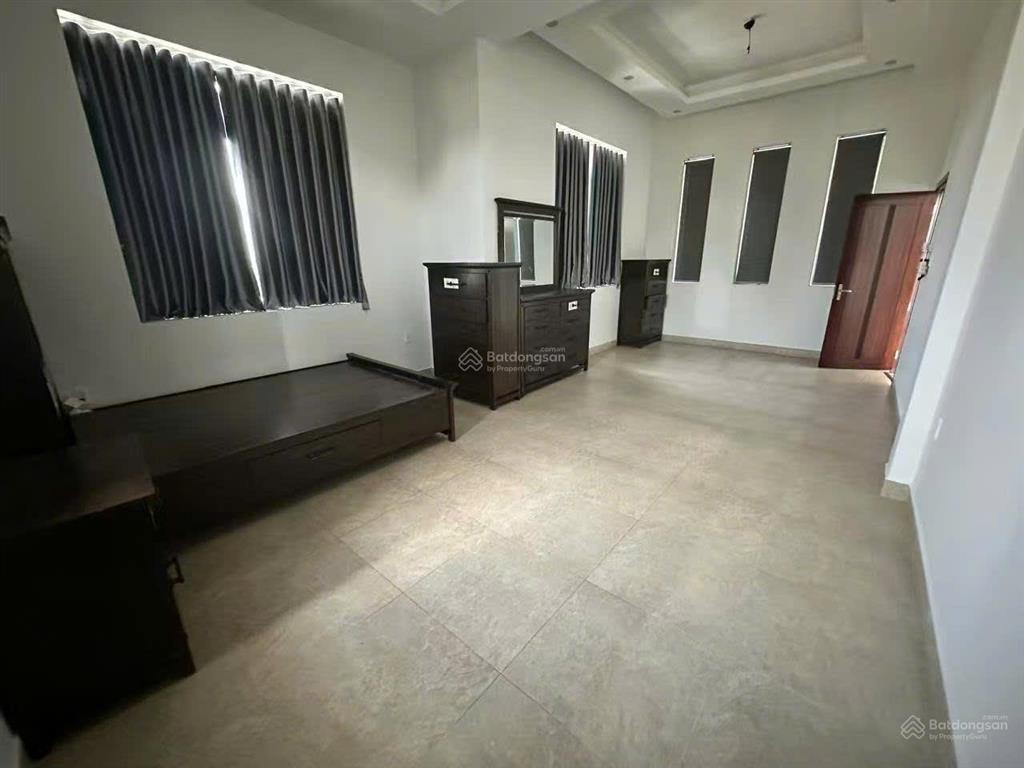 Cho thuê biệt thự lớn 8pn, ngay trên đường dt746, tân hiệp, bình dương. giá thuê 100 tr/ tháng