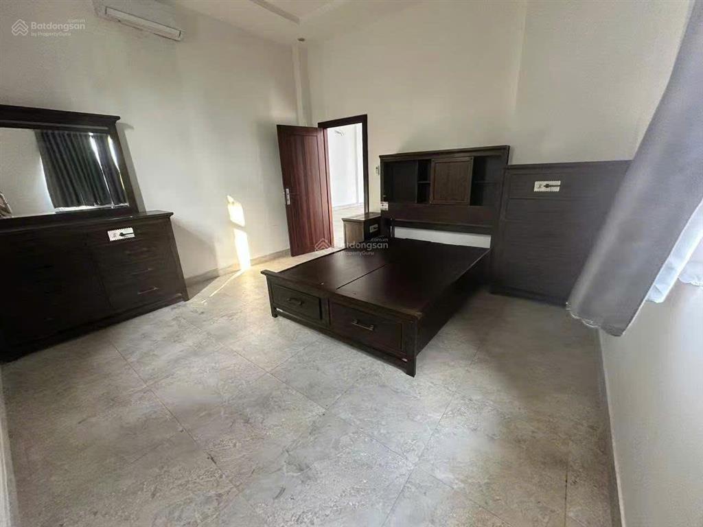 Cho thuê biệt thự lớn 8pn, ngay trên đường dt746, tân hiệp, bình dương. giá thuê 100 tr/ tháng