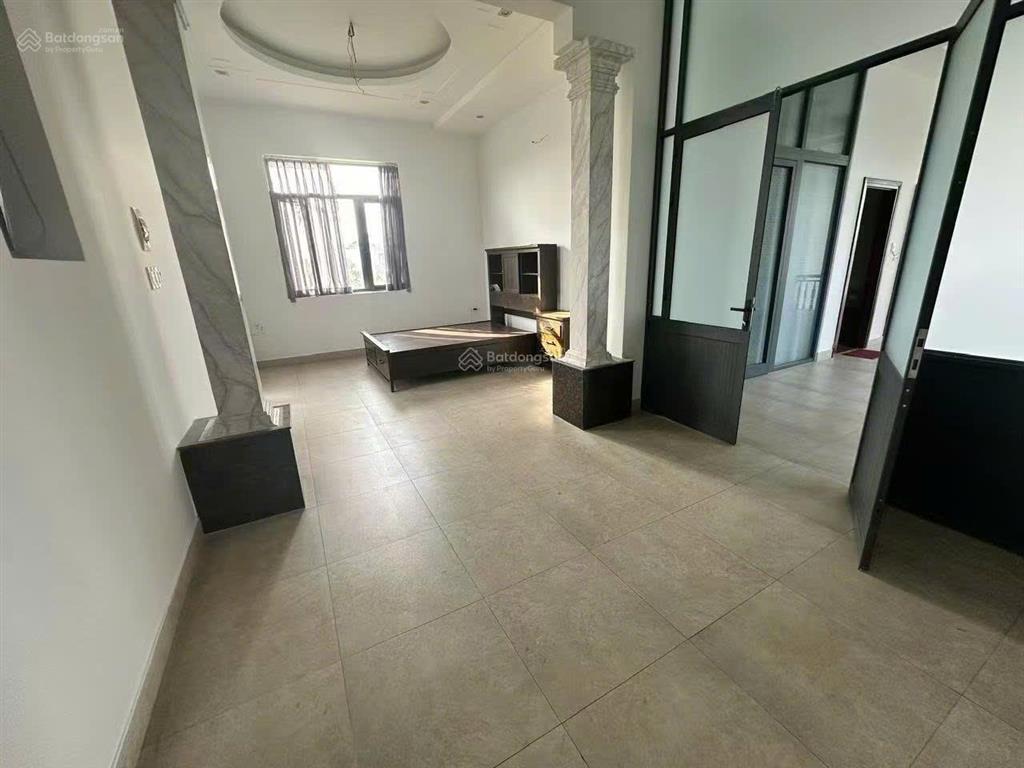 Cho thuê biệt thự lớn 8pn, ngay trên đường dt746, tân hiệp, bình dương. giá thuê 100 tr/ tháng