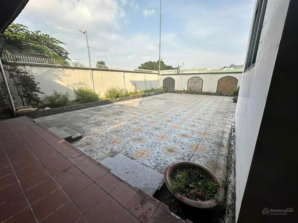 Cho thuê biệt thự lớn 8pn, ngay trên đường dt746, tân hiệp, bình dương. giá thuê 100 tr/ tháng