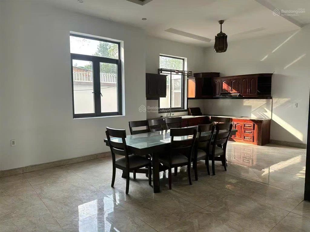 Cho thuê biệt thự lớn 8pn, ngay trên đường dt746, tân hiệp, bình dương. giá thuê 100 tr/ tháng
