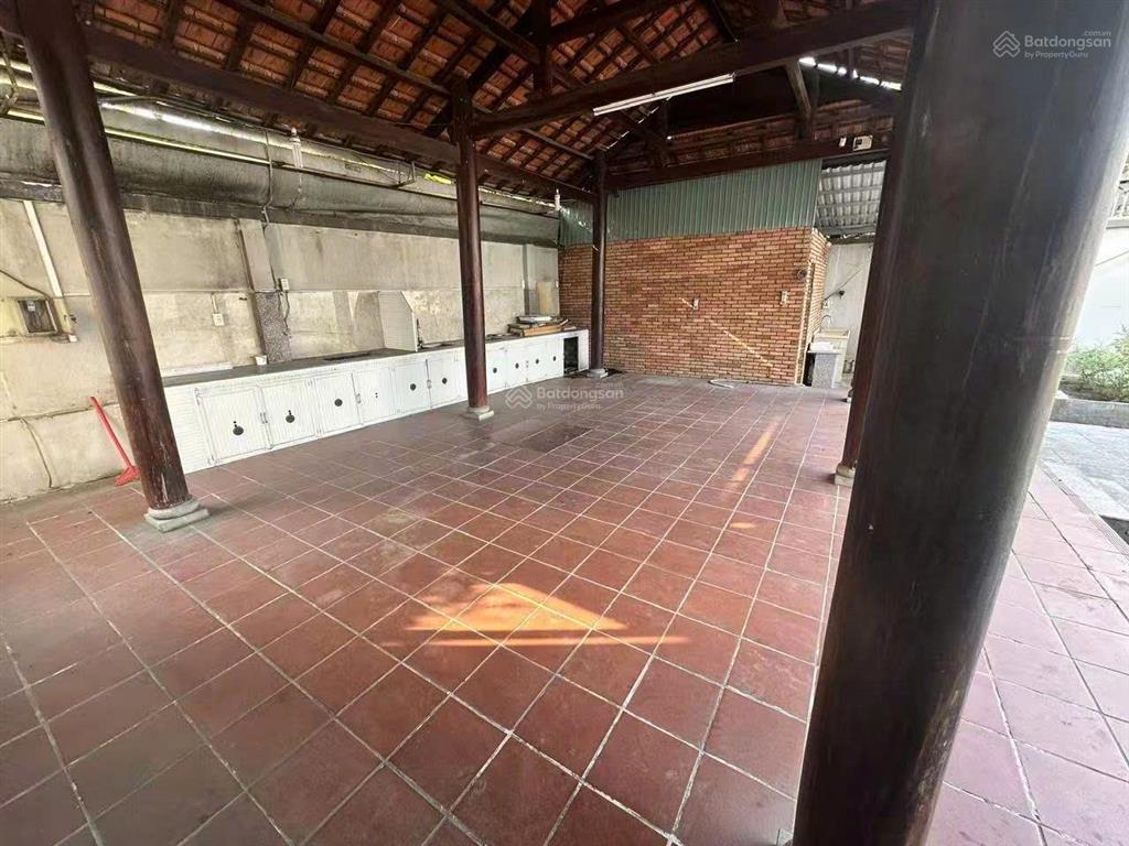 Cho thuê biệt thự lớn 8pn, ngay trên đường dt746, tân hiệp, bình dương. giá thuê 100 tr/ tháng