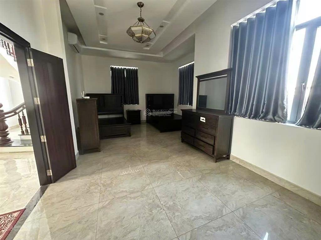 Cho thuê biệt thự lớn 8pn, ngay trên đường dt746, tân hiệp, bình dương. giá thuê 100 tr/ tháng