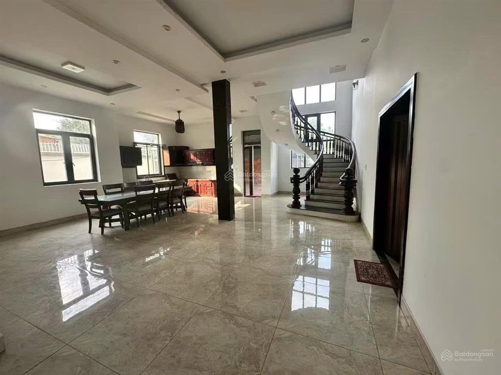 Cho thuê biệt thự lớn 8pn, ngay trên đường dt746, tân hiệp, bình dương. giá thuê 100 tr/ tháng