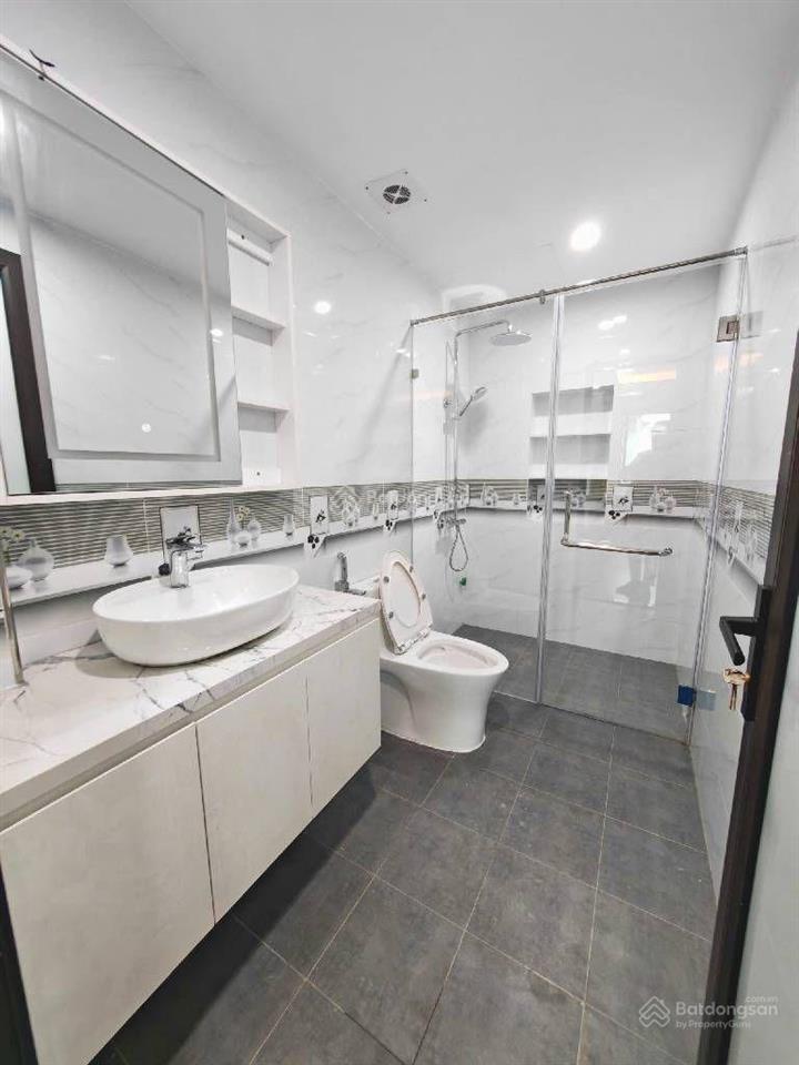 Nhà 7 tầng, thang máy  phạm văn đồng  cổ nhuế  thang máy  gara ô tô  giá 19 tỷ