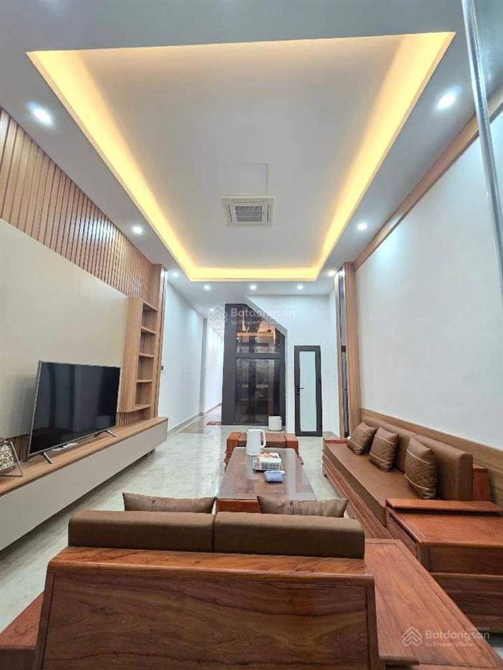 Bán nhà khu phân lô hoàng quốc việt, ô tránh trước nhà, gần phố, 2thoáng trước sau.