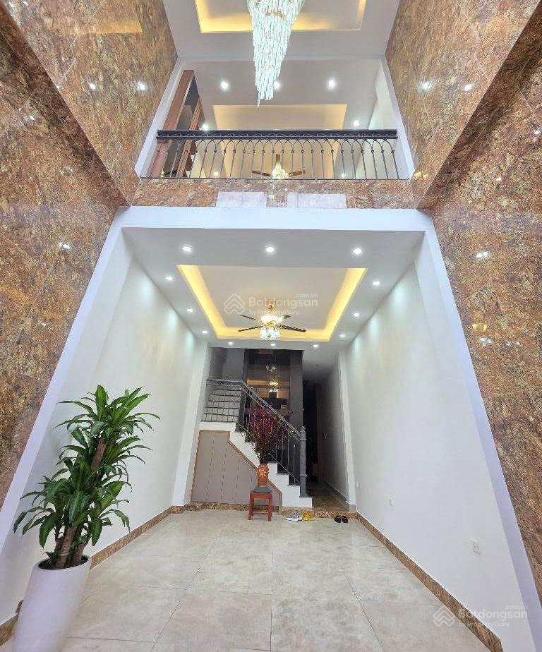 Bán nhà khu phân lô hoàng quốc việt, ô tránh trước nhà, gần phố, 2thoáng trước sau.