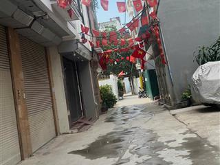Nhà cổ nhuế sát khu đô thị ô tô đỗ cửa, vào nhà  nội thất đẹp chỉ việc về ở.