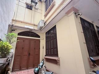 Nhà 4 tầng, đường bờ sông, quan hoa, mặt tiền 7.1m, sổ đỏ chính chủ.