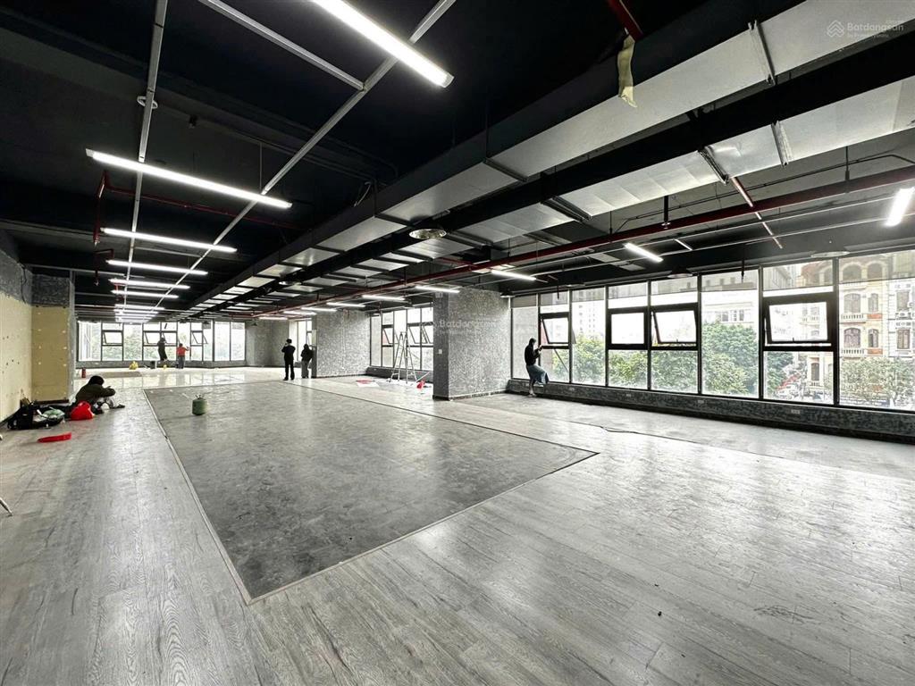 Cho thuê 1000m2 sàn văn phòng thăng long tower  33 mạc thái tổ  chia từ 100m2, hợp mọi mô hình.
