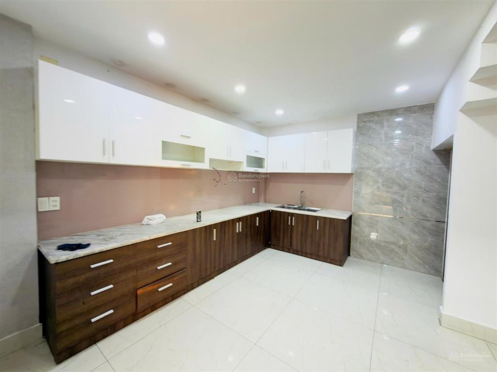 Nhà phố liền kề 1 trục hxh sát mt, vị trí siêu vip, trệt lửng 3 lầu, 5pn, phạm văn chiêu p14