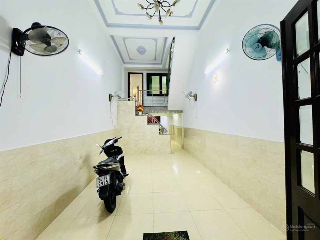 Cho thuê nhà ngay trung tâm gò vấp. trệt 2 lầu sân thượng rộng rãi 3pn. ngay vincom quang trung