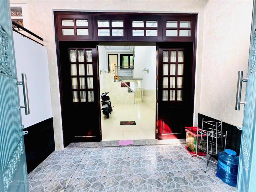 Cho thuê nhà ngay trung tâm gò vấp. trệt 2 lầu sân thượng rộng rãi 3pn. ngay vincom quang trung