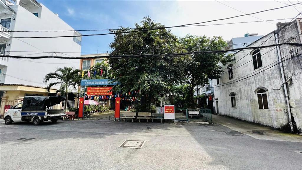 Nhà phố 1/ xe hơi sát mt vị trí đẹp  trệt 3 lầu  4x20m  4pn 5wc  lê văn thọ ngay cv làng hoa