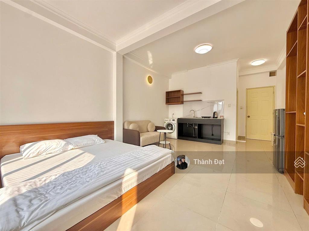 Thuê căn hộ hai bà trưng quận 1 , studio ban công  dt 42m2  máy giặt riêng , ngay chợ tân định