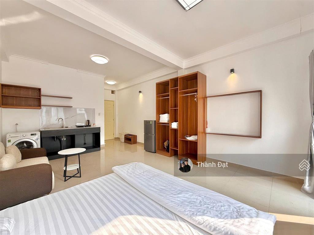 Thuê căn hộ hai bà trưng quận 1 , studio ban công  dt 42m2  máy giặt riêng , ngay chợ tân định