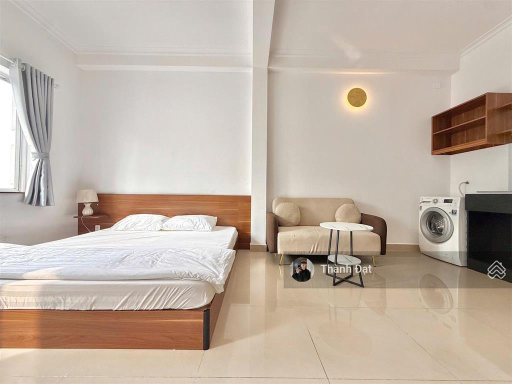 Thuê căn hộ hai bà trưng quận 1 , studio ban công  dt 42m2  máy giặt riêng , ngay chợ tân định