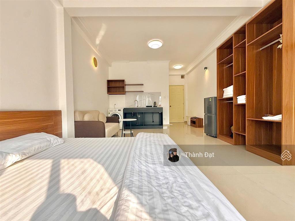 Thuê căn hộ hai bà trưng quận 1 , studio ban công  dt 42m2  máy giặt riêng , ngay chợ tân định