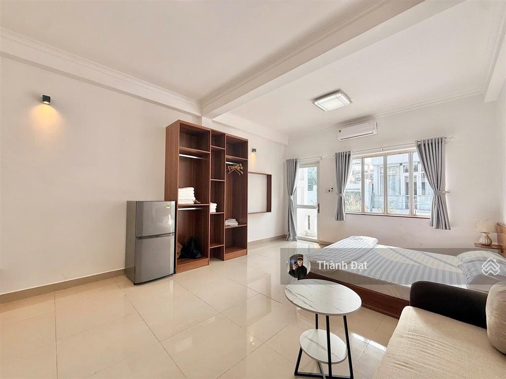 Thuê căn hộ hai bà trưng quận 1 , studio ban công  dt 42m2  máy giặt riêng , ngay chợ tân định