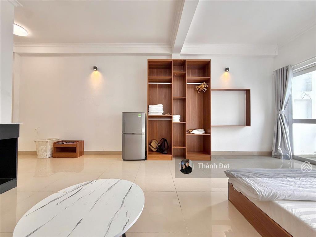 Thuê căn hộ hai bà trưng quận 1 , studio ban công  dt 42m2  máy giặt riêng , ngay chợ tân định