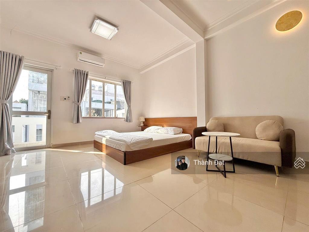 Thuê căn hộ hai bà trưng quận 1 , studio ban công  dt 42m2  máy giặt riêng , ngay chợ tân định