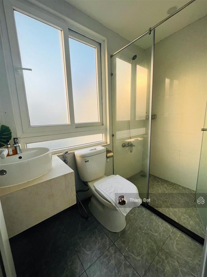 Thuê căn hộ nguyễn thái bình quận 1, dạng 2pn & 1pk ban công sân vườn  dt 60m2, gần chợ bến thành