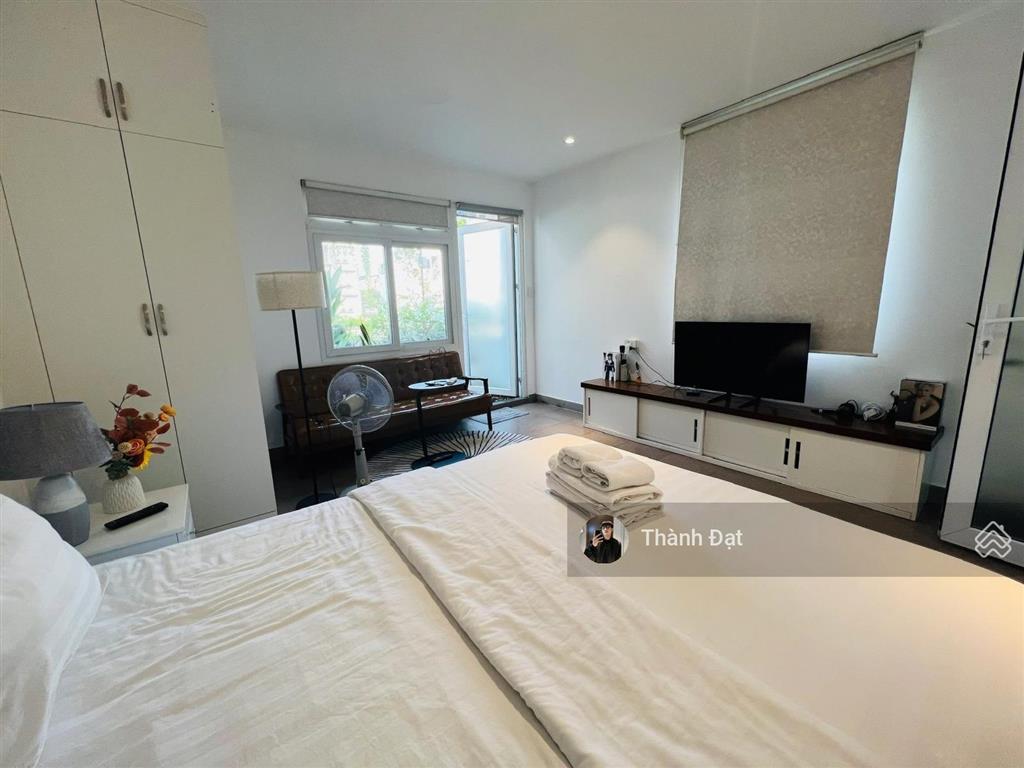 Thuê căn hộ nguyễn thái bình quận 1, dạng 2pn & 1pk ban công sân vườn  dt 60m2, gần chợ bến thành