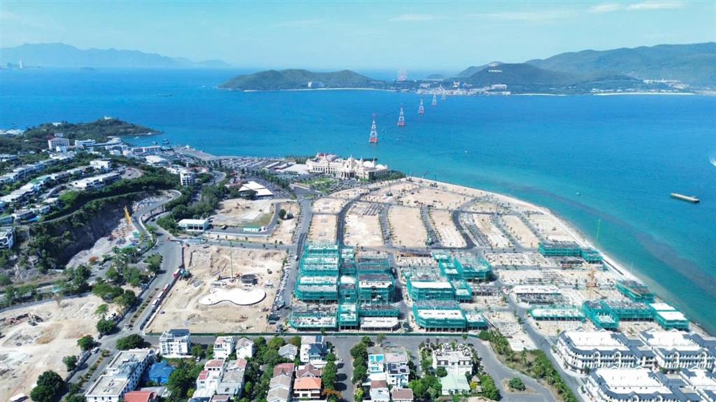 Cần bán căn liền kề nt8a20 dự án vinhomes pearl bay nha trang đường 21m giá 20,6 tỷ