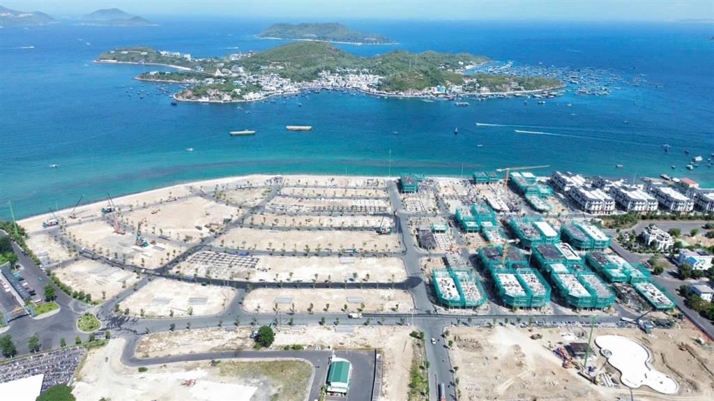 Cần bán căn liền kề nt8a20 dự án vinhomes pearl bay nha trang đường 21m giá 20,6 tỷ
