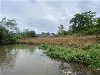 Mt 36 m đất ở 400 dt 1009 m2 bám suối